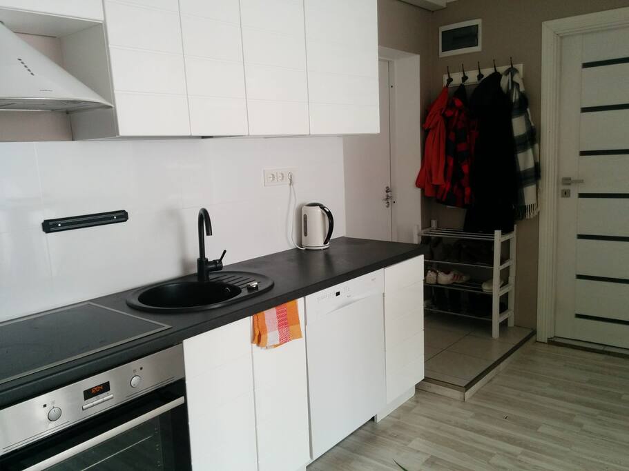 Ergonomic kitchen. You can cook your own meals. Couple of pots, pan, plates etc are available. Please ask if you wish for any specific tools.
