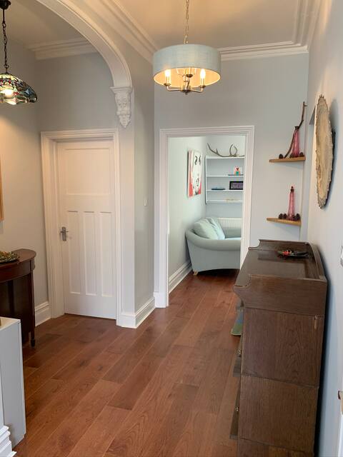 Fantastic private garden flat close to the beach