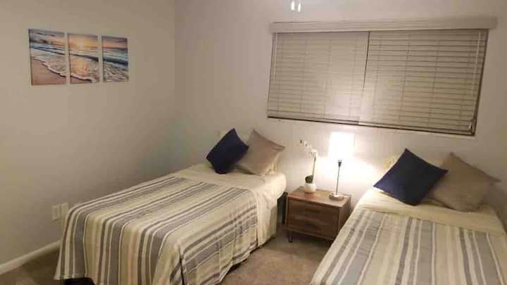 Pekné oddelené postele s matracmi z pamäťovej peny! 