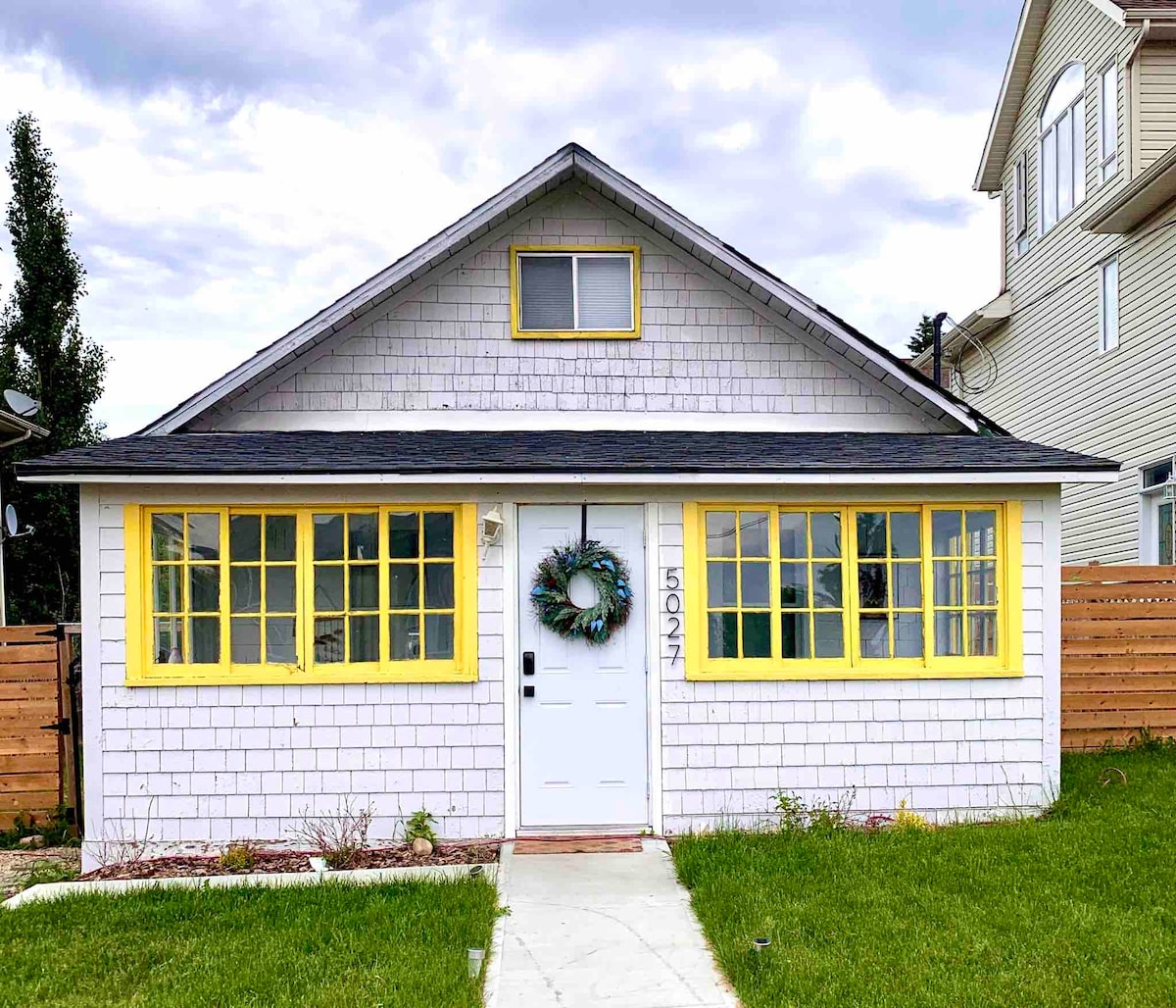 The Happy Place, 1/2 a block from the beach Cabins for Rent in Sylvan