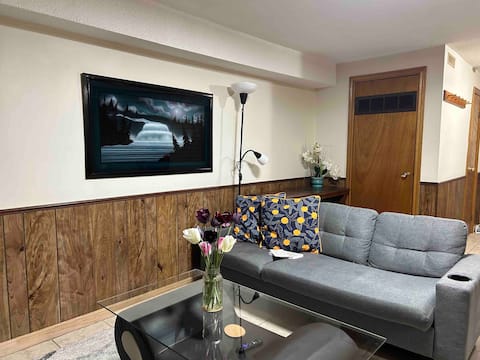 Successful Airbnb property: Private 2 BR unit for family or friends in Humber River—Black Creek