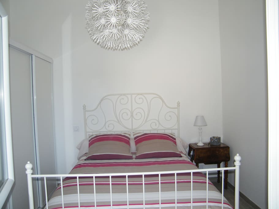 Chambre avec grand placard