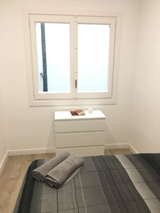 Habitación privada. Dispone de un cajón para guardar pertenencias.
