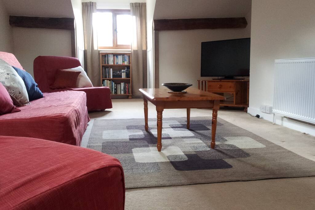 spacious living room with 42" tv