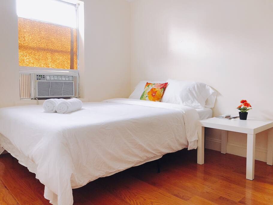 Living room area with an extra bed overlooking the Kitchen. Perfect for you to laze around while your Special someone cooks your Favourite meal :)