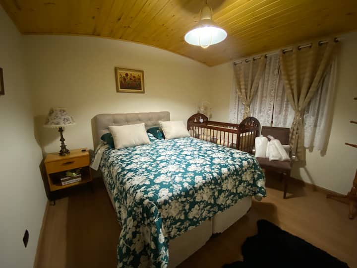 ห้องเตียงใหญ่กว้างขวางพร้อมเตียงเด็กอ่อนเต็มรูปแบบพร้อมผ้าปูที่นอน