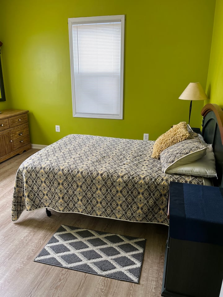 Slaapkamer 2, tweepersoonsmatras, 1 bureau, 2 nachtkastjes, 1 kast voor hangkleding.