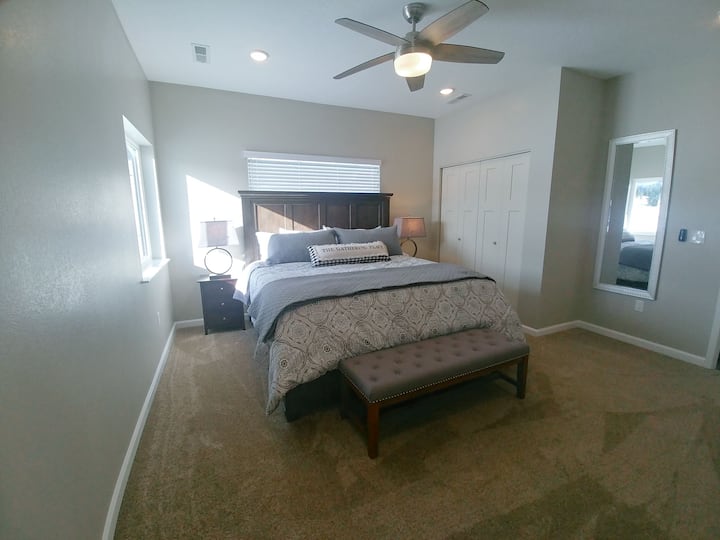 加大双人床主卧，配备套内卫生间，配备大型步入式淋浴区。