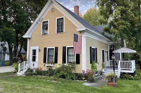 Historic Kennebunkport home .3 mile to Dock Square