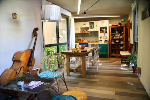 Cosy room very well connected to all of Paris.