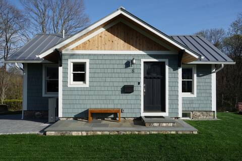 Beautiful Modern 2 Bedroom 2 Bath House
