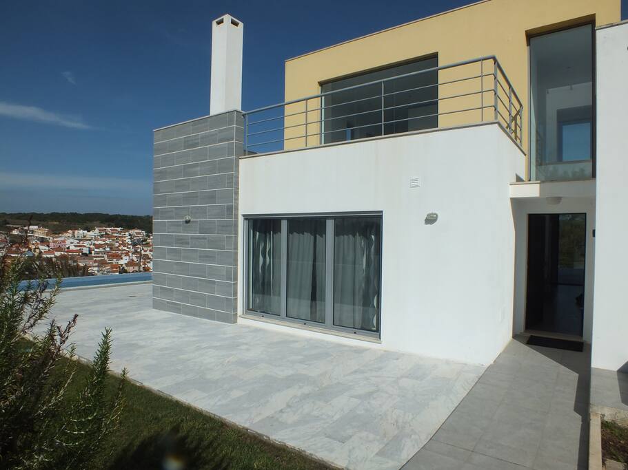 vue de l entrée, de la terrasse donnant sur le salon et la piscine