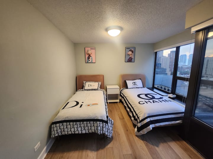 Deux grands lits jumeaux avec stores occultants totaux