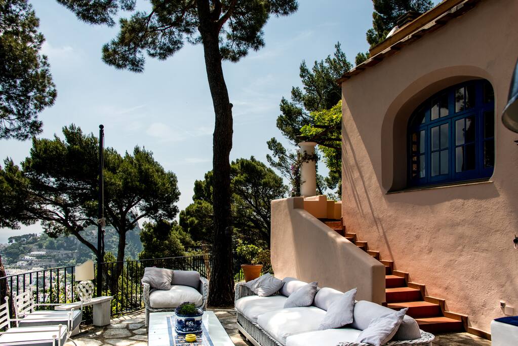 Uno degli accessi alla casa principale.