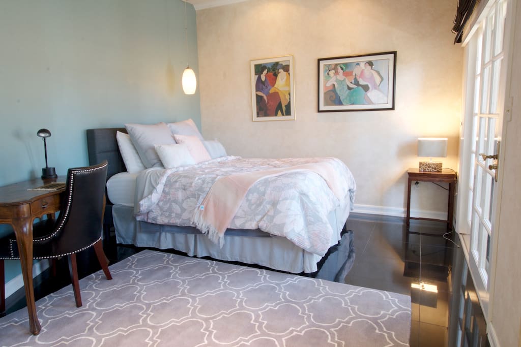 Guest Bedroom
Queen-size Bed
3rd Floor
Ample closet space