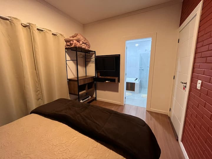 chumba cha 2 ni chumba chenye kitanda aina ya Queen,televisheni, bafu la kujitegemea lenye beseni la maji moto lenye ukubwa wa mara mbili