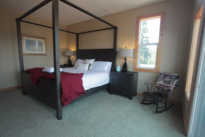 Pamper yourself in the grand master suite with king bed, fireplace, private deck with lake view and large bathroom.