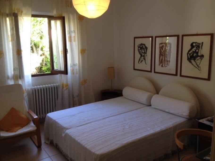 Le camere da letto hanno affacci silenziosi sul giardino privato