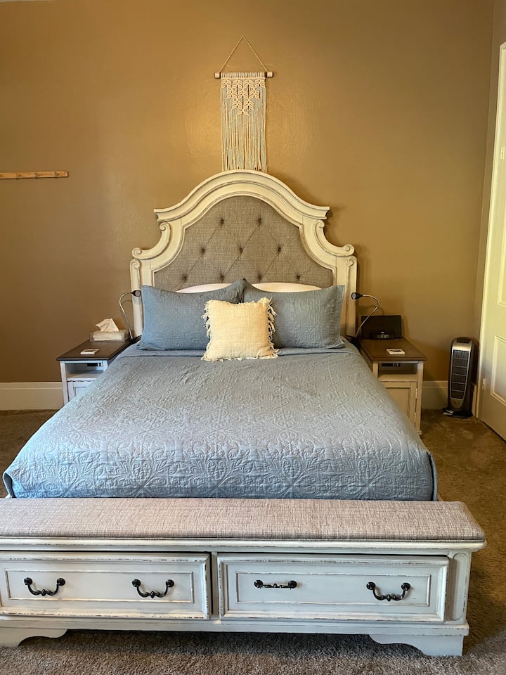 Main room w/queen bed 