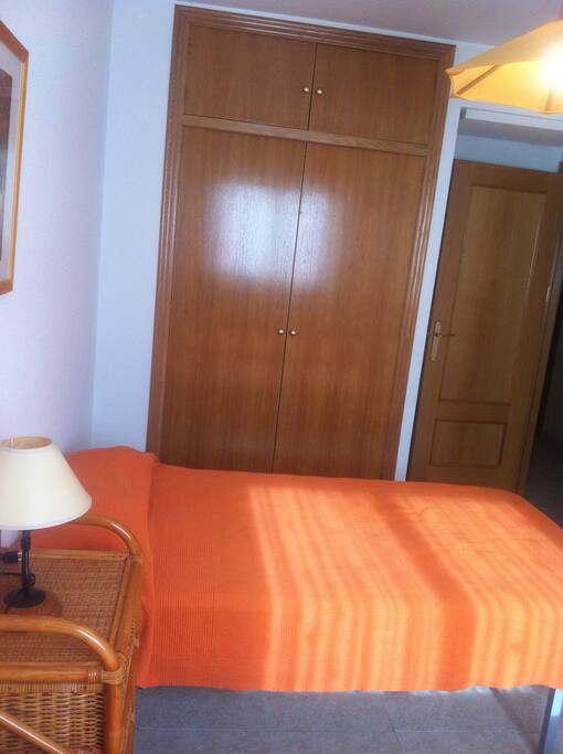 Habitación con dos camas de 1.05