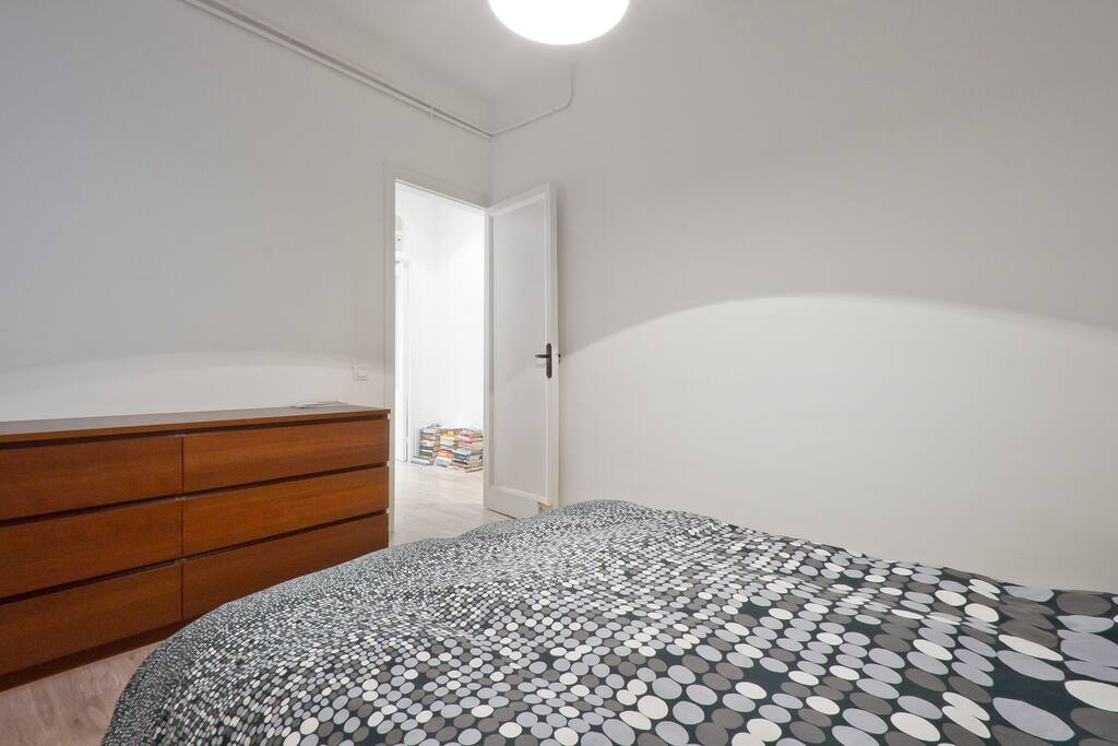 Habitación doble con mobiliario de almacenamiento.