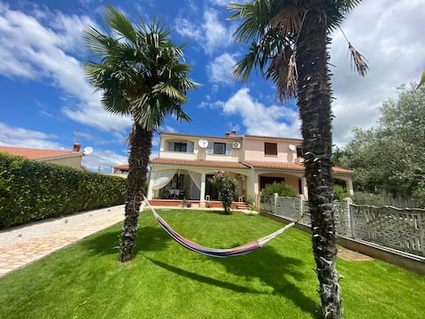 Holidays in creative ambience with pool & seaview