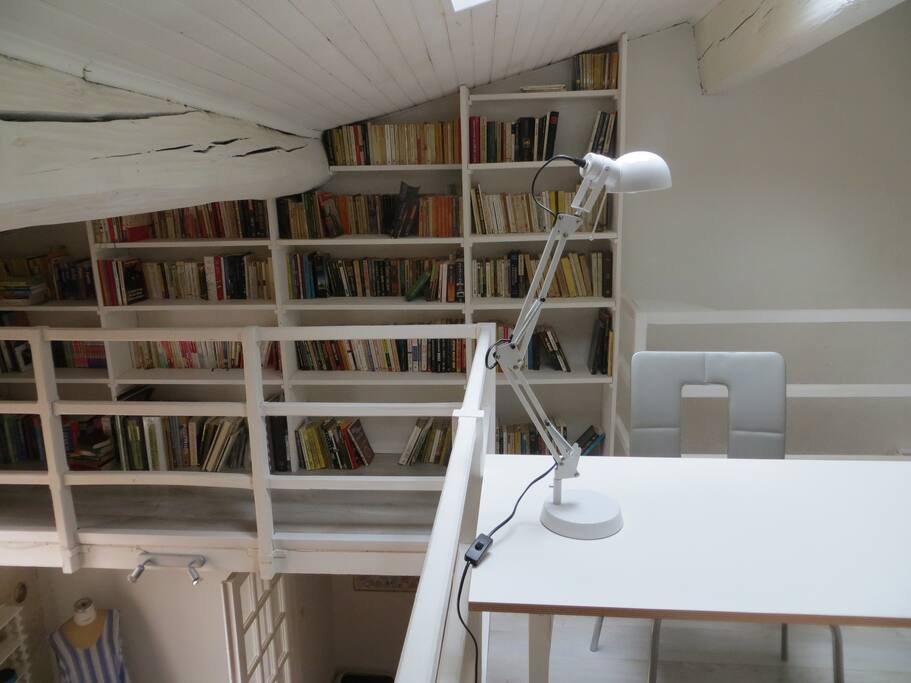 図書室の本はフランス語と英語と日本語の書籍が並んでいます。