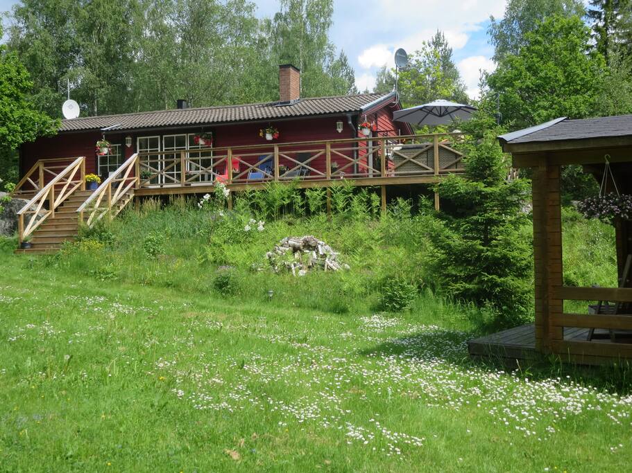 Den stora tomten på nära 3000 kvm är utmärkt för lekande barn. Gräsmattor över i princip hela tomten. Ligger vid grusväg som är återvändsgata.