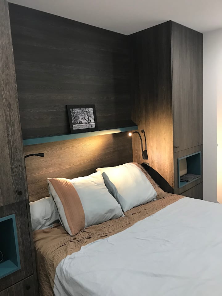 ห้องนอนพร้อมเตียง 160 เตียงและตู้เสื้อผ้าบิวท์อินต่างๆ