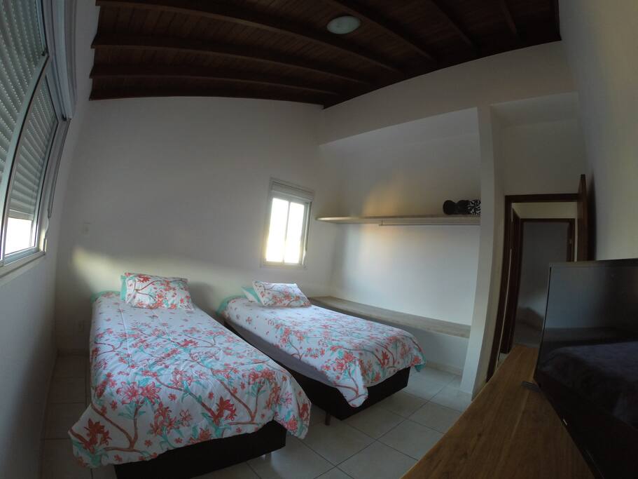 Quarto 01 piso superior - 02 camas solteiro, reversíveis para cama de casal + 02 camas extras abaixo do box.