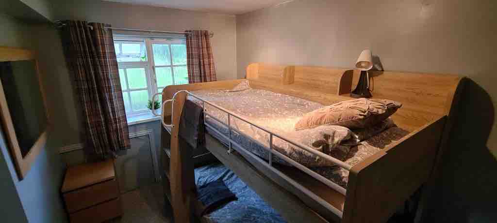 双床卧室（全尺寸双层床）。