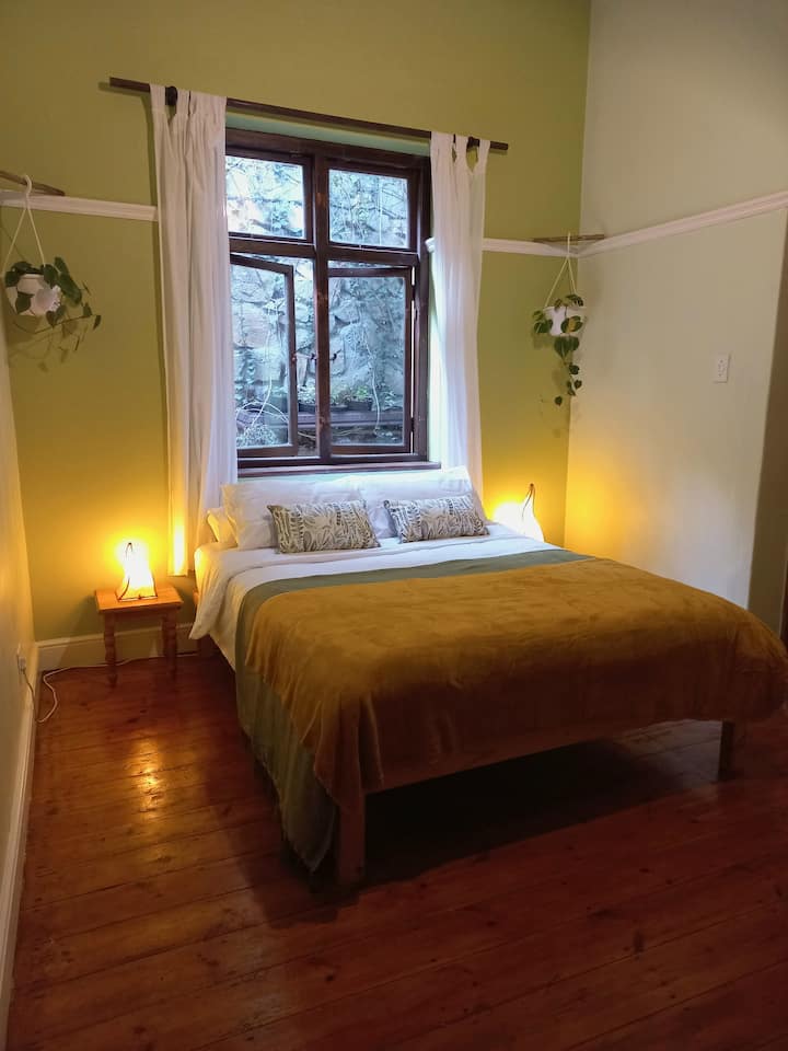 在这张舒适的床上享受宁静的睡眠。 睡觉时敞开窗户，感受轻微的海风，听到山上轻轻吱吱作响的海浪或青蛙的声音。  