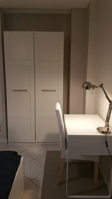 bureau + armoire avec penderie