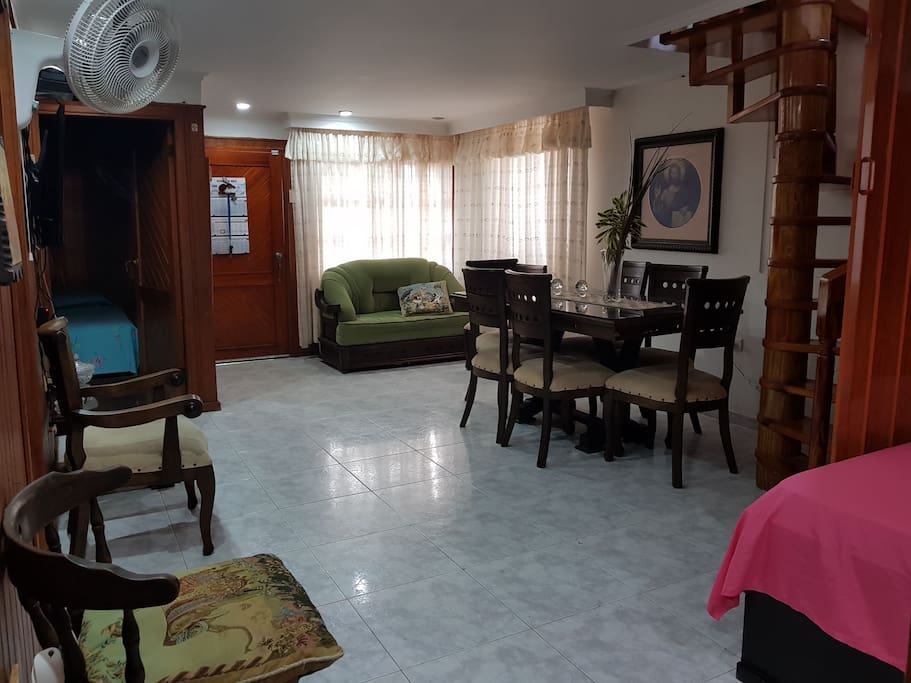 sala y comedor, zona de televisión.