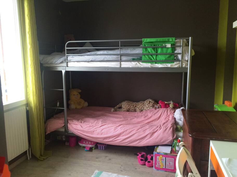Chambre avec lits superposées et bureau
Twin bedroom with bunkbeds and desk