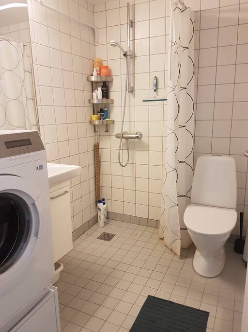 Badeværelse med vaskemaskine.