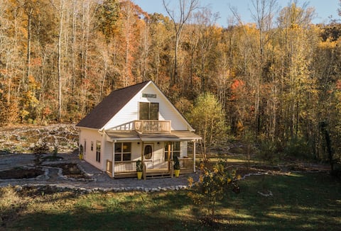 THE WHITE CABIN: in the woods, close to downtown
