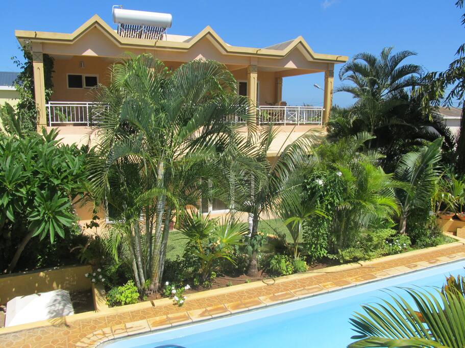 vue de villa depuis la piscine