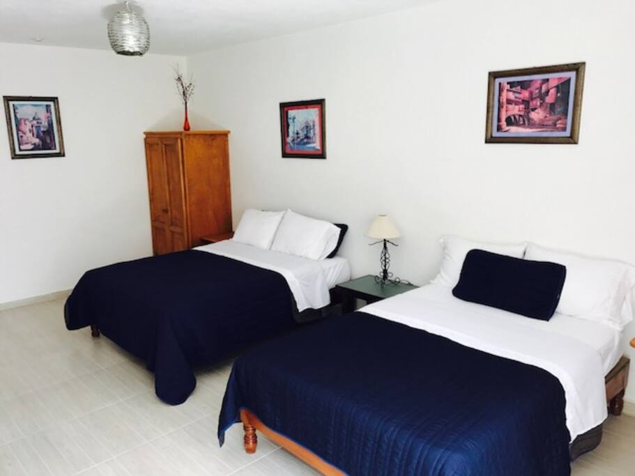 Camas comfortables, una queen y una matrimonial.