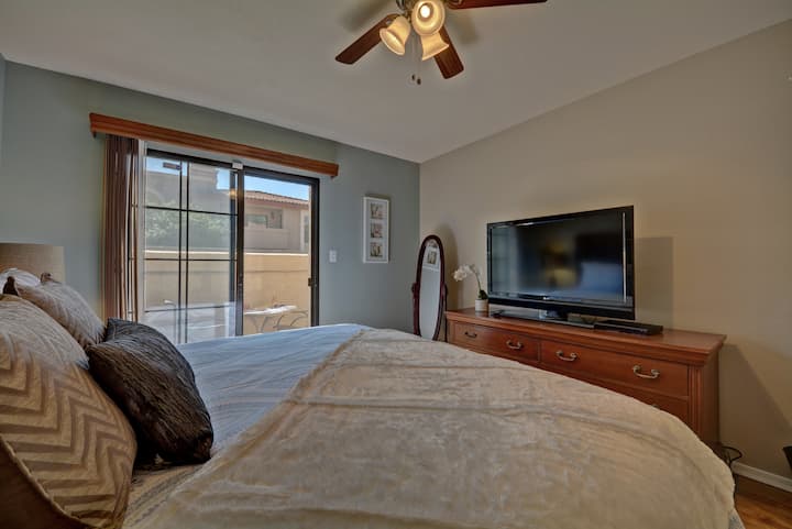 Krevati i ri King është aq i rehatshëm sa do të doje të flije dhe të kënaqesh. Gjithashtu shijoni shikimin e televizorit në shtrat me televizorin tuaj me ekran të sheshtë 42 inç.