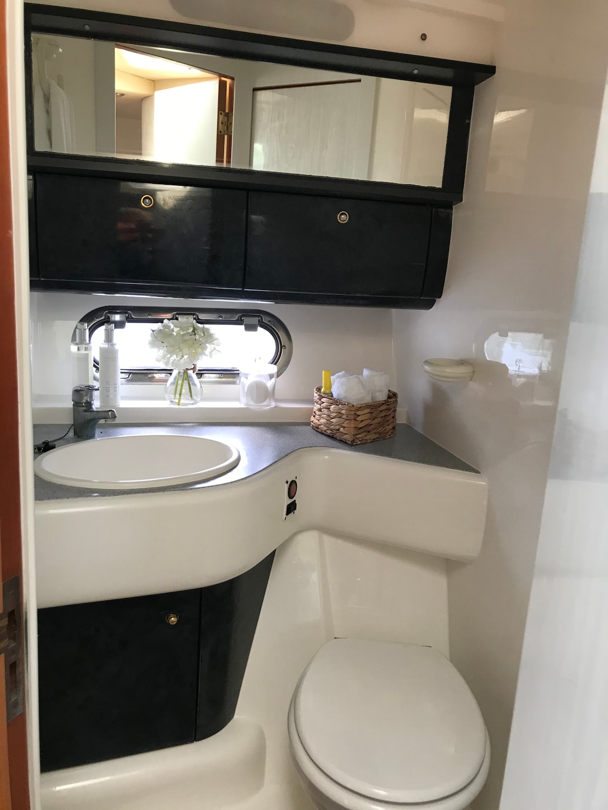 جناح داخلي إلى المقصورة الأمامية 