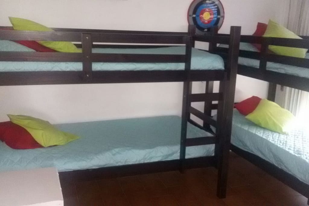 Dormitorio con 2 cuchetas y placares en suite