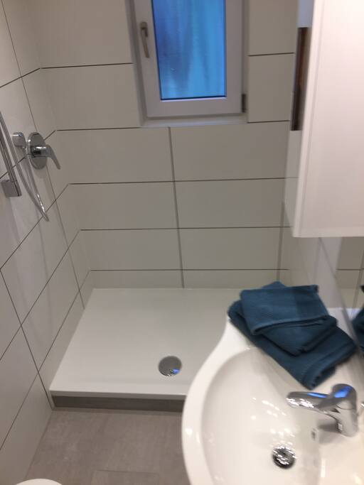 Das kleine Bad mit Dusche