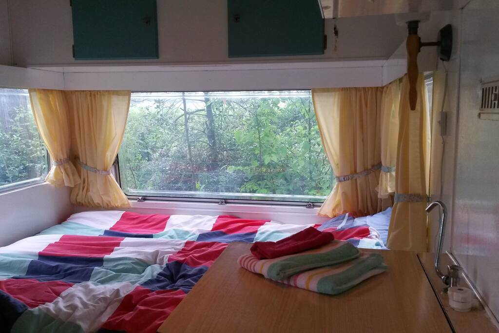 Tweepersoonsbed met 2 1-persoons dekbedden