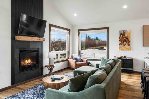 Successful Airbnb property: The Cozy Corner-Scenic Bozeman Mountain Views in Four Corners