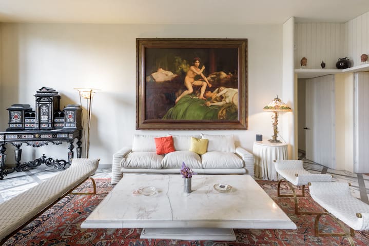 Museum Suite – Luxurious unit with a City View –