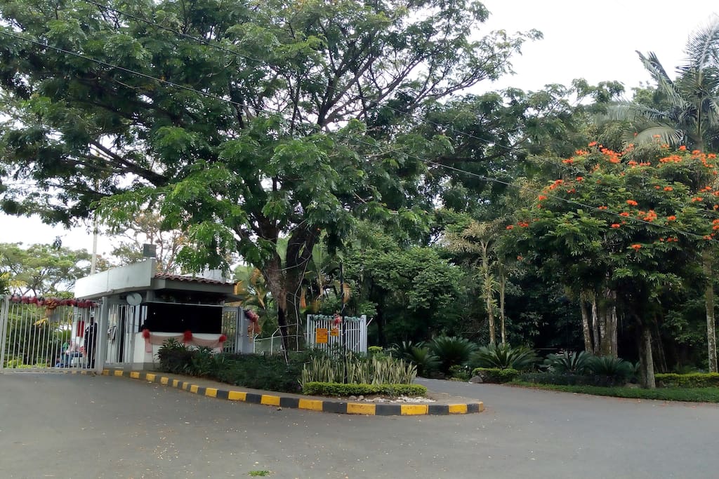 la finca se encuentra ubicada en el condominio "Club de Campo La Morada",