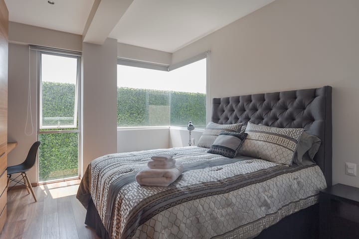 主卧配备标准双人床