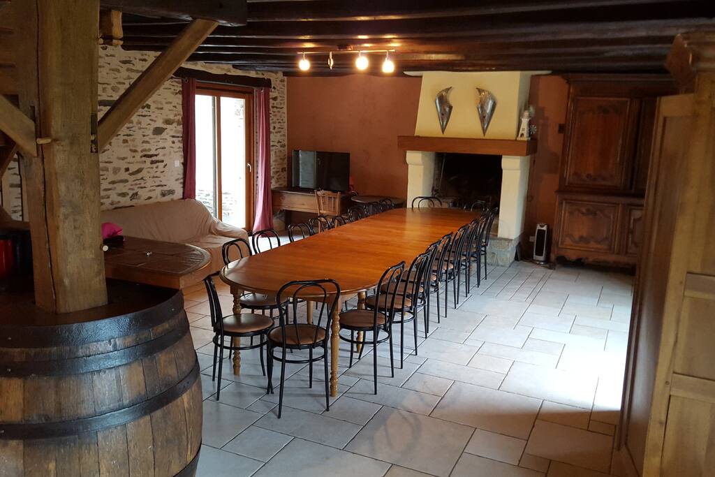 GRANDE TABLE 20 PERS. DANS SEJOUR