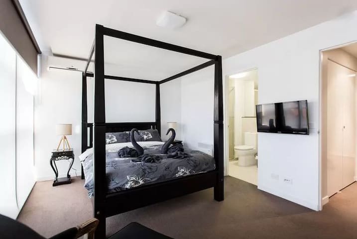 The Escape-3 story townhouse in trendy Brunswick E